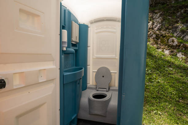 Best Portable restroom trailer rental  in Lindsay, TX